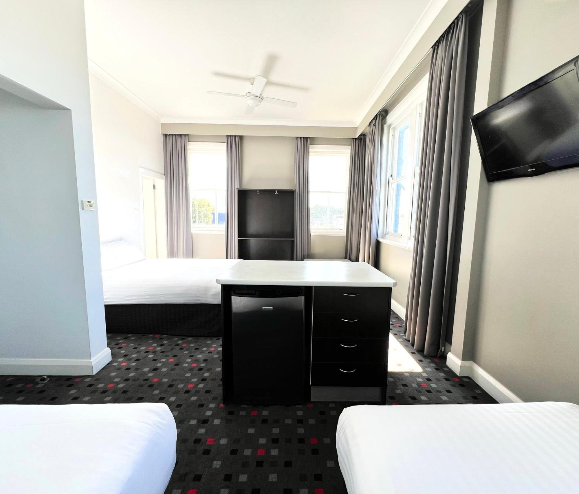 The Sunnyside Tavern, Broadmeadow Newcastle Chambre photo