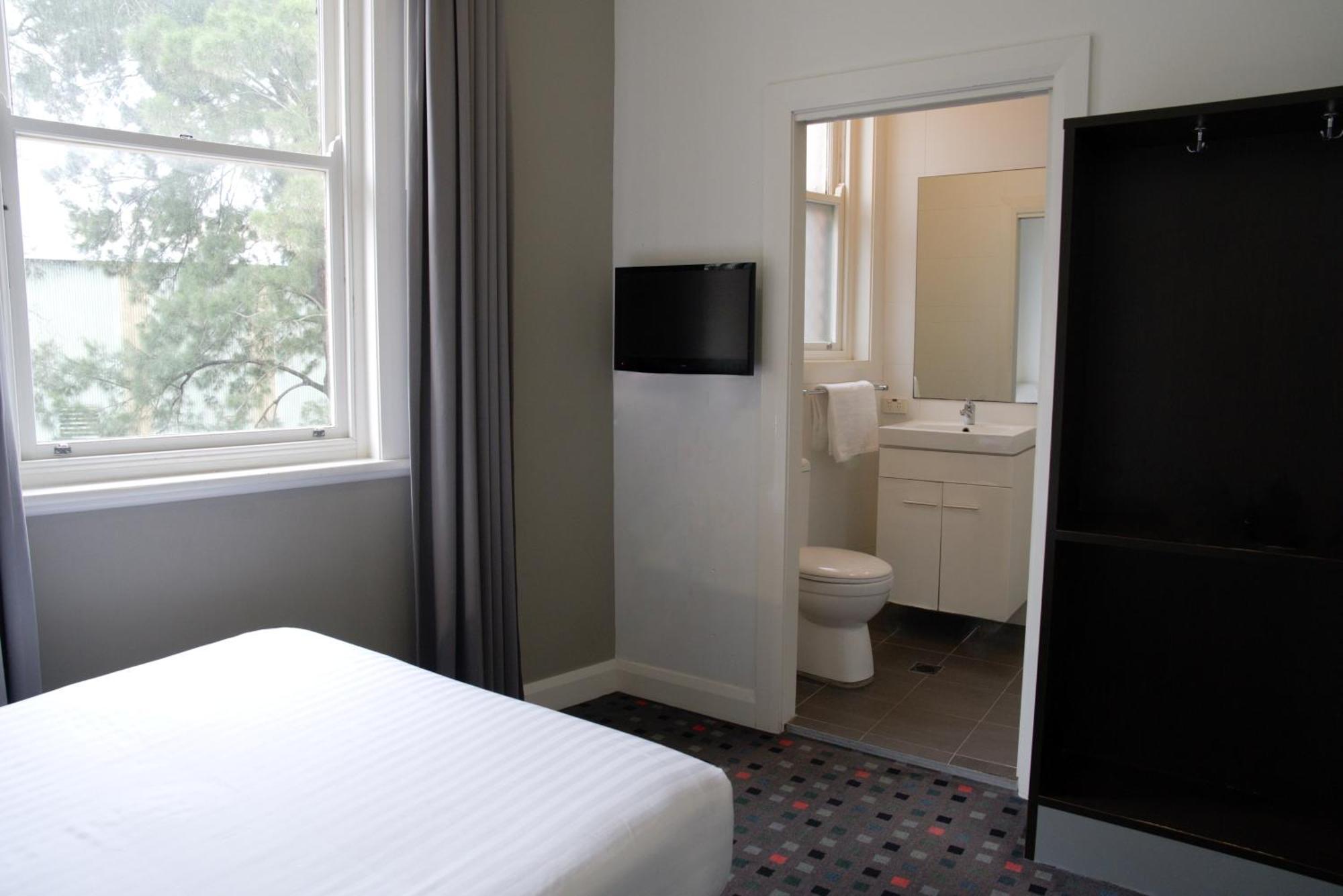 The Sunnyside Tavern, Broadmeadow Newcastle Chambre photo