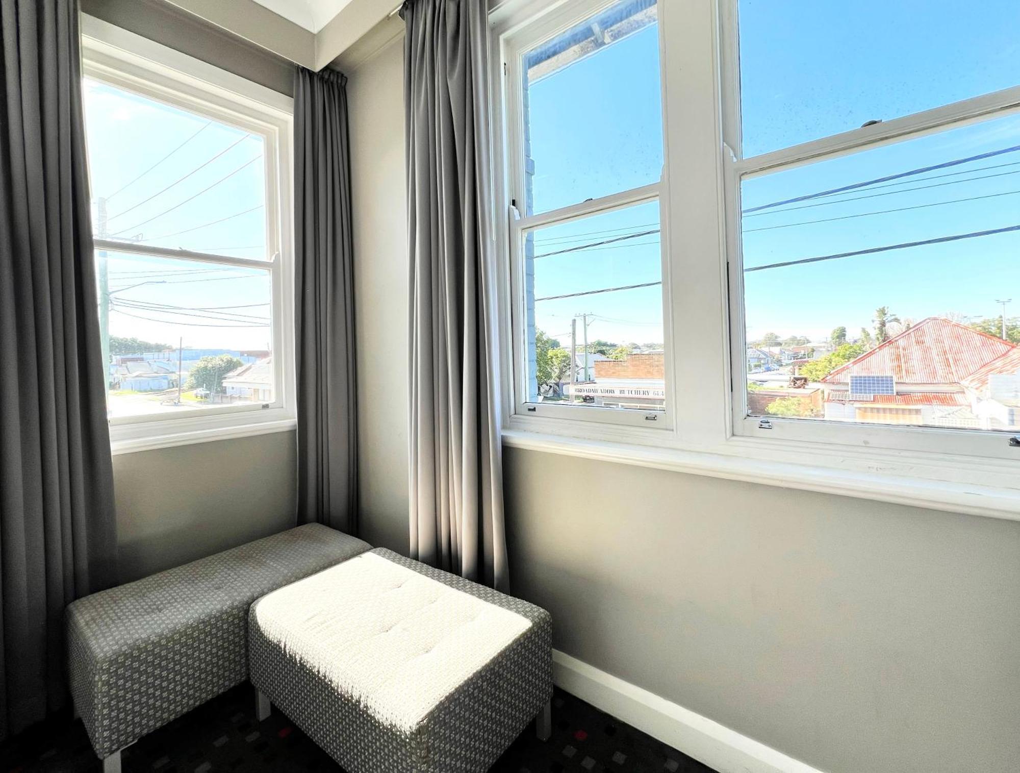 The Sunnyside Tavern, Broadmeadow Newcastle Chambre photo
